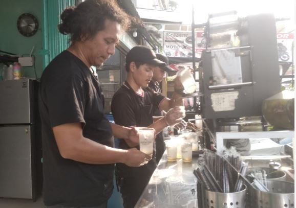 Owner es Nusantara Kelapa Beni Irawan terjun langsung melayani pembeli. (Foto: iNews.id)