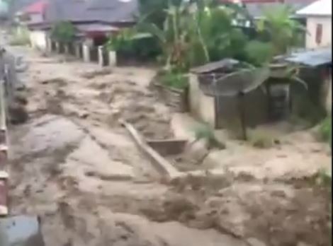 Tangkapan layar detik-detik banjir bandang menerjang Desa Semanu, Kerinci. (Foto: iNews)