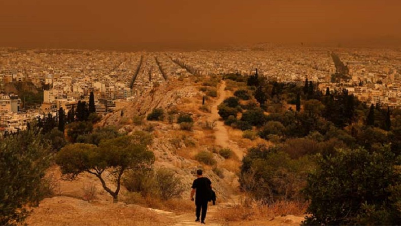 Langit di sejumlah kota di Yunani Selatan berwarna oranye kemerahan pada hari Selasa 23 April lalu karena badai debu dari Gurun Sahara. (Foto: Reuters)