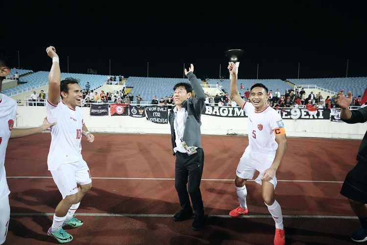 Pelatih Shin Tae-yong (kedua kanan) berjoget bersama Rizky Ridho dan Egy Maulana Vikri usai menang 3-0 atas Vietnam pada matchday 4 putaran kedua Kualifikasi Piala Dunia 2026 di Hanoi, 26 Maret silam. (Foto: Instagram @rizkyridhoramadhani)