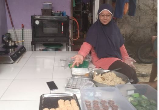 Siti Julaeha sedang membuat kue basah untuk dijual ke konsumen. (Foto: iNews.id)