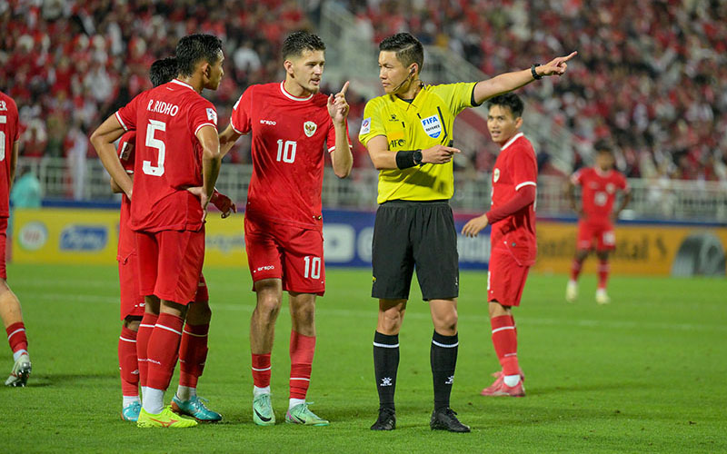 Wasit Shen Yinhao memberikan kartu merah kepada pemain Timnas Indonesia Rizky Ridho. (Foto: AFC)