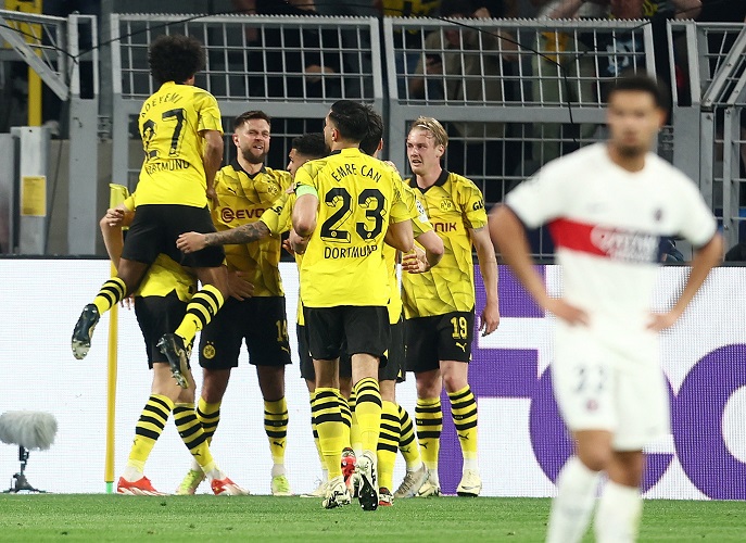 Para pemain Borussia Dortmund merayakan gol Niclas Fuellkrug ke gawang Paris Saint-Germain (PSG) pada leg pertama semifinal Liga Champions 2023-2024 di Signal Iduna Park, Kamis (2/5/2024) dini hari WIB. (Foto: REUTERS)