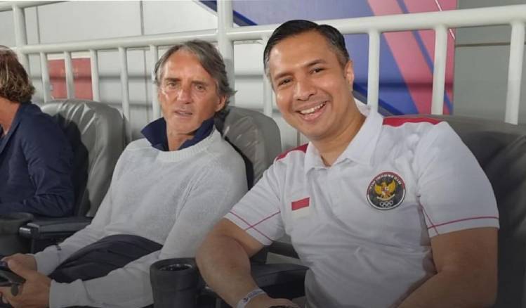Kepada Hamdan Hamedan (kanan), Roberto Mancini memuji penampilan Timnas Indonesia U-23 saat melawan Irak di Piala Asia U-23 2024, Kamis (2/5/2024). (Foto: Instagram @hamdan.hamedan)