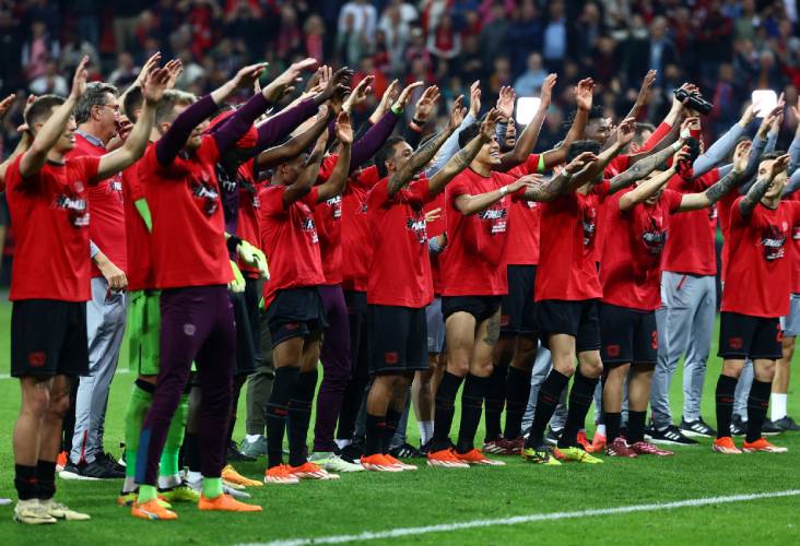 Para pemain Bayer Leverkusen merayakan sukses mereka ke final Liga Europa 2023-2024 usai menang agregat 4-2 kontra AS Roma di BayArena, Jumat (10/5/2024) dini hari WIB. (Foto: Reuters)