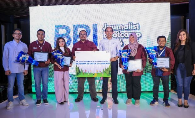 Corporate Secretary BRI Agustya Hendy Bernadi bersama sejumlah jurnalis peserta BRI Fellowship Journalism 2024 pada malam inaugurasi di Bogor, Jumat (17/5/2024). (Foto: BRI).