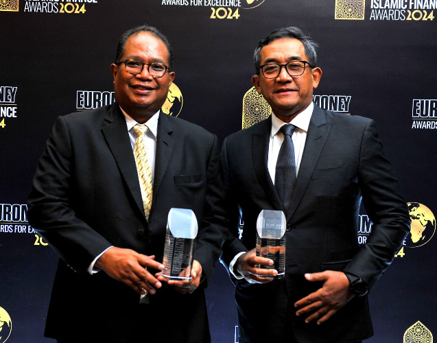 Direktur Operasional, Digital dan Teknologi Informasi PNM Sunar Basuki menerima penghargaan kategori Best Islamic Currency Deal  Indonesia. (Foto: dok PNM)