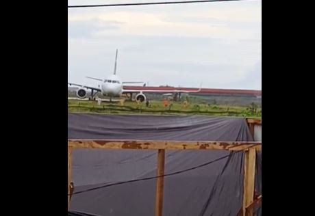 Pesawat Super Jet tergelincir di Bandara Weda Bay, Maluku Utara. (Foto: iNews)