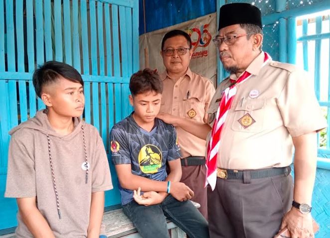 Pejabat Dinas Pendidikan Indramayu mendatangi Sopyah dan adiknya yang putus sekolah. (Foto: MPI)