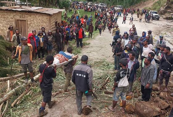 Longsor Papua2 5 Iom Pbb Ap Tim penyelamat mengevakuasi korban selamat tanah longsor (Foto: IOM via AP)