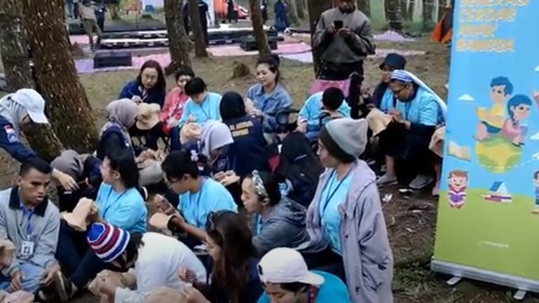 Puluhan anak berkebutuhan khusus mengikuti charity glamp camp di kawasan Gunung Putri, Lembang. (Foto: iNews)