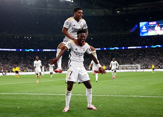 Winger Vinicius Jr (bawah) merayakan gol kedua Real Madrid ke gawang Borussia Dortmund pada final Liga Champions 2023-2024 di Wembley, London, Minggu (2/6/2024) dini hari WIB. (Foto: REUTERS)