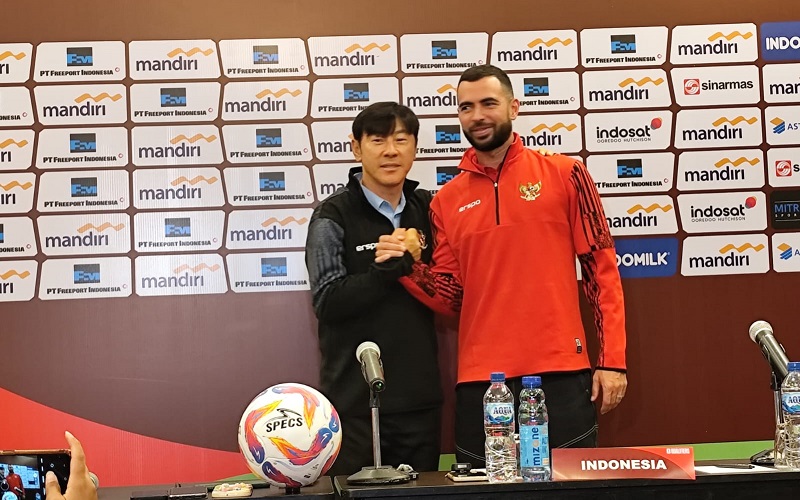 Pelatih Timnas Indonesia Shin Tae-yong (kiri) berbicara dalam jumpa pers di Hotel Sultan, Jakarta, Rabu (5/6/2024). (Foto: MPI/Cikal Bintang)