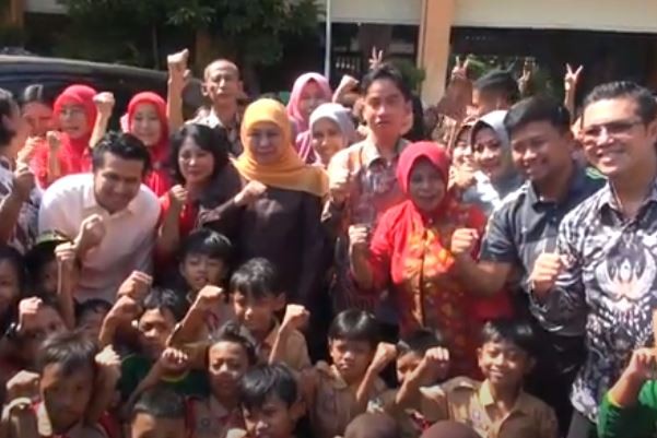 Wali Kota Solo Gibran Rakabuming Raka didampingi mantan Gubernur Jatim Khofifah pose bersama siswa SDN 6 Margorejo, Surabaya, Jumat (7/6/2024). (Foto: iNews)