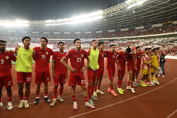 Justin Hubner (23) dan para pemain Timnas Indonesia lainnya menyapa para suporter usai kalah 0-2 dari Irak pada matchday 5 putaran kedua Kualifikasi Piala Dunia 2026 di SUGBK, Kamis (6/6/2024). (Foto: MPI/Heru Haryono)