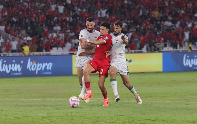 Winger Timnas Indonesia, Ragnar Oratmangoen, dijepit dua pemain Irak pada matchday 5putaran kedua Kualifikasi Piala Dunia 2026 zona Asia di SUGBK, Jakarta, Kamis (6/6/2024). (Foto: Aldhi Chandra)