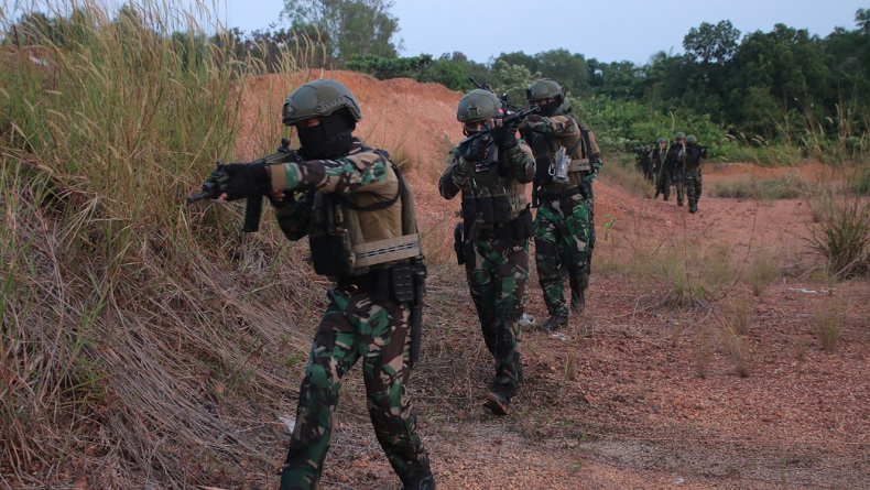 Prajurit Satuan Komando Pasukan Katak (Kopaska) saat berlatih di Pulau Dompak, Kepulauan Riau (Kepri). (Foto: Dok. TNI AL).