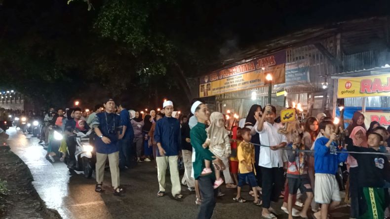 Warga Cinangka Depok menggelar pawai obor menyamput Tahun Baru Islam, Sabtu (6/7/2024) (Foto: Felldy Utama)