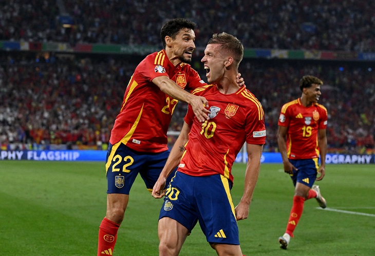 Gelandang Spanyol Dani Olmo (kanan) merayakan golnya ke gawang Prancis pada semifinal Euro 2024 di Allianz Arena, Munich, Jerman, Rabu (10/7/2024) dini hari WIB. (Foto: REUTERS)