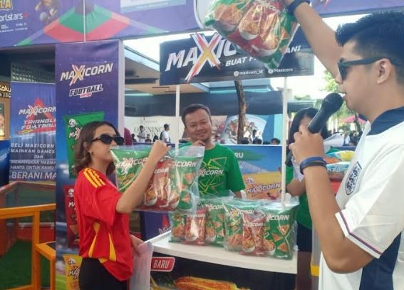 Keseruan warga Bandung mengikuti pondfit di acara Nobar Final Piala Eropa 2024 yang digelar MVN di Summarecon Mall Bandung. (Foto: MPI/AGUS WARSUDI)