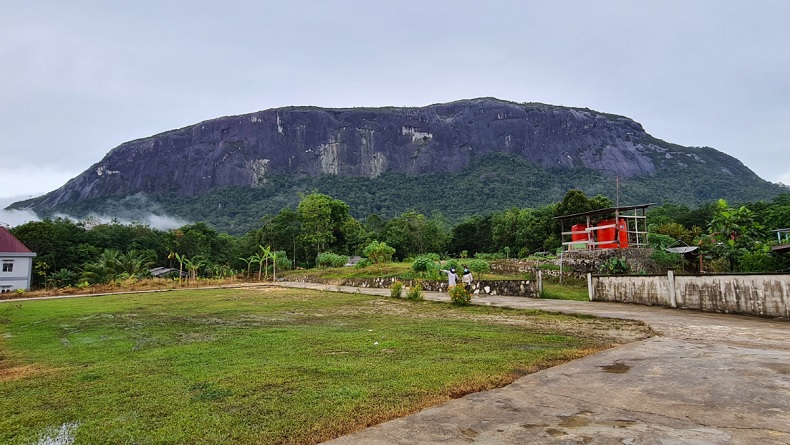 Bukit Kelam merupakan keajaiban alam luar biasa di jantung Kalimantan Barat dijuluki Gunung Batu atau Gunung Kelam. (Foto: DJKN).