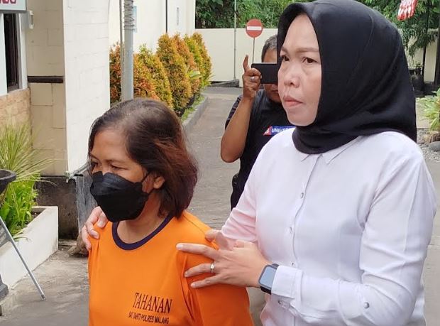 Pelaku pembunuhan malang Pengamen asal Surabaya Evi nekat membunuh IRT asal Pakis Malang karena sakit hati tak diberikan pinjaman uang untuk bayar utang. (Foto: MPI)