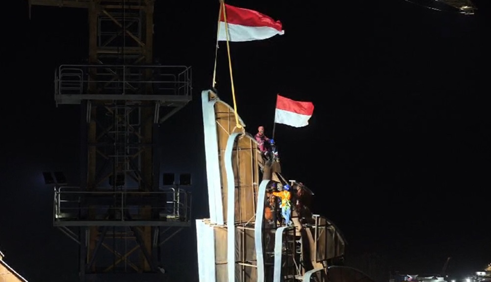 Proses pemasangan bilah terakhir sayap garuda di Istana Presiden IKN. (Foto: Dok. Kementerian PUPR)