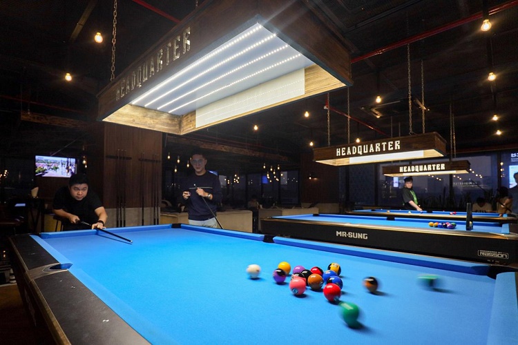 Headquarter Bar N Pool menjadi tepat terbaik bagi pencinta biliar untuk mengasah skill dan mendapat pengalaman dari para expertise. (Foto: iNews Media Group/Aldhi Chandra Setiawan)