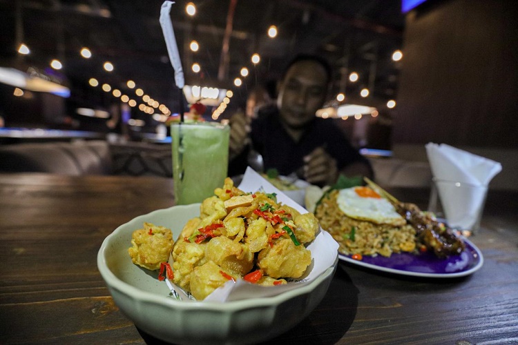 Sambil bermain biliar pengunjung bisa merasakan menu-menu andalan Headquarter yang menggugah selera. (Foto: iNews Media Group/Aldhi Chandra Setiawan)