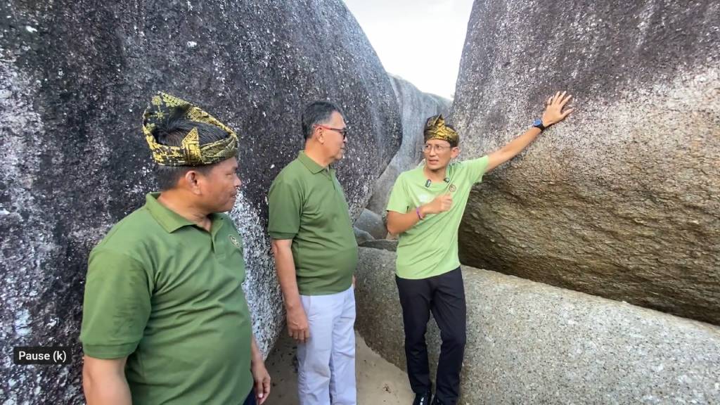 Sandiaga Uno di bebatuan granit di Natuna