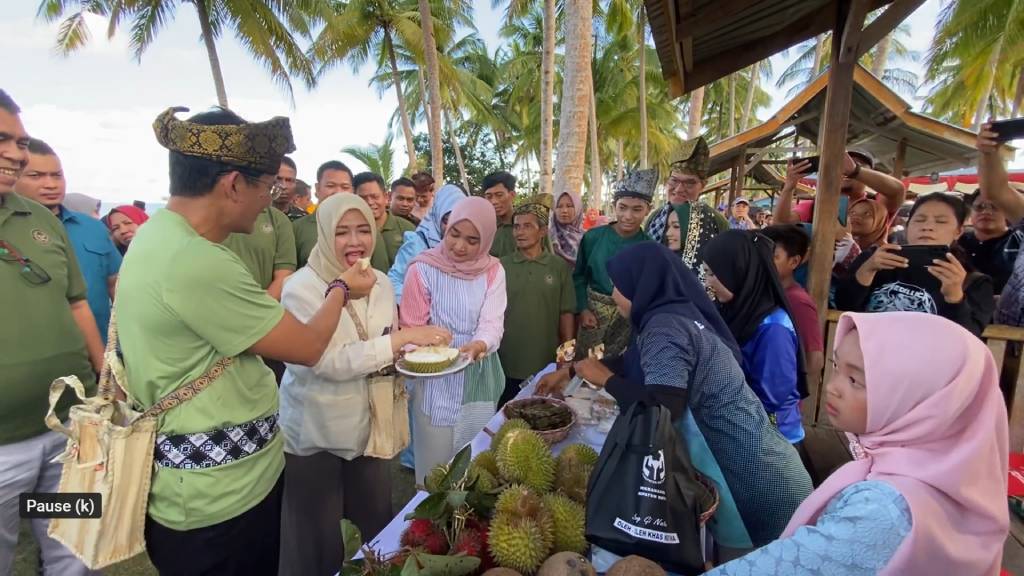 Sandiaga Uno makan durian Natuna