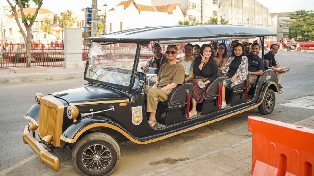 Tourwagen membawa rombongan tur Kota Lama Surabaya (Foto: Tomi Arief/MORA Group)