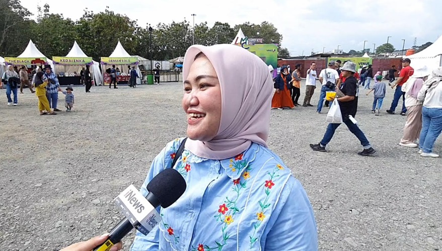 Salah satu penonton konser LMAC Super Hitz Fest 2024, Sari. (Foto: Muhammad Farhan)