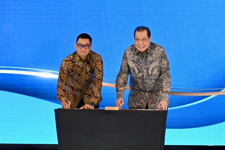 Penandatanganan Nota Kesepahaman antara Direktur Utama PLN Darmawan Prasodjo (kiri) dengan Chairman and Founder CT Corp Chairul Tanjung (kanan) terkait kerja sama green economy, Makassar, Kamis (8/8/2024). (Foto: dok PLN)