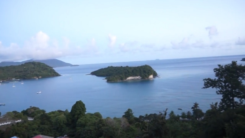 Menikmati liburan di Kota Sabang sambil mencicipi rujak Aceh dengan cita rasa pedas, manis dan segar. (Foto: Syukri Syarifuddin).