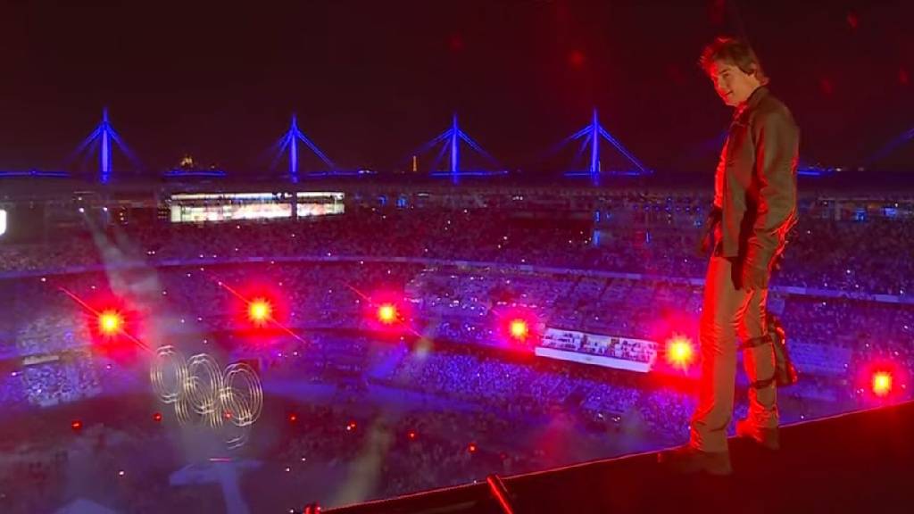 Tom Cruise di atas Stadion Paris