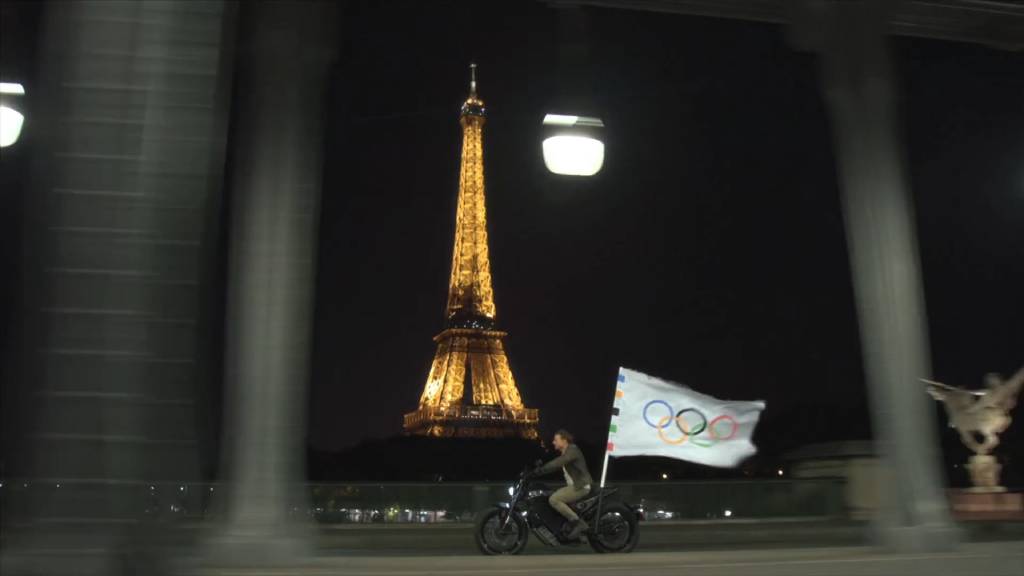 Tom Cruise membawa bendera Olimpiade