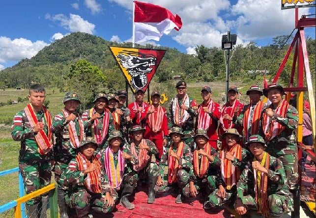 Satgas Yonkav 6/Naga Karimata membangun jembatan gantung untuk warga perbatasan di NTT. (Foto: Ist)