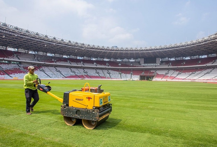 Seorang petugas sedang melakukan perawatan rumput Stadion Utama Gelora Bung Karno, Jakarta, Senin (12/8/2024). (Foto: Instagram @pssi)