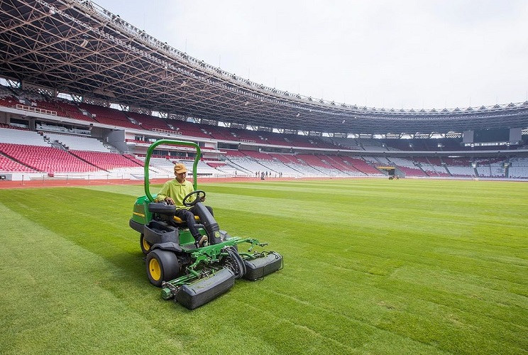 Seorang petugas sedang melakukan perawatan rumput Stadion Utama Gelora Bung Karno, Jakarta, Senin (12/8/2024). (Foto: Instagram @pssi)