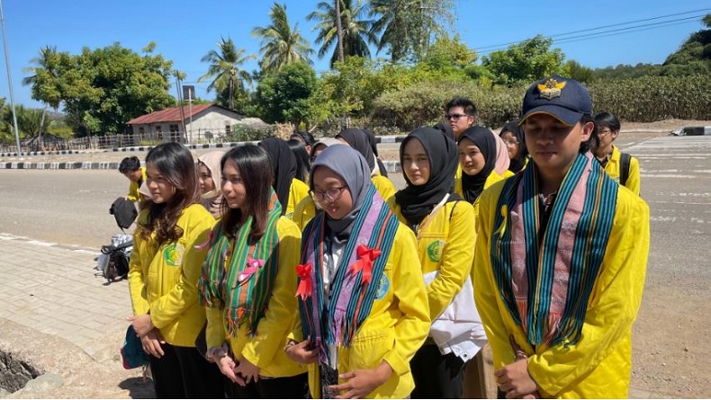 Mahasiswa UI saat Grand Opening Atambua Menggapai Pelita di SD Inpres Motaain, Desa Silawa, Kabupaten Belu, NTT. (Foto: Ist)
