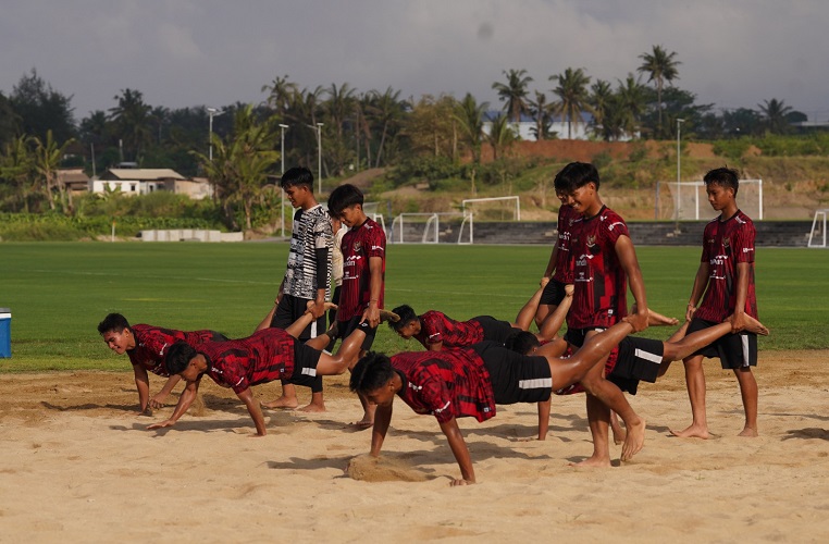 Para pemain Timnas Indonesia U-17 melakoni latihan fisik pada pemusatan latihan di Bali hingga akhir bulan ini. (Foto: PSSI)