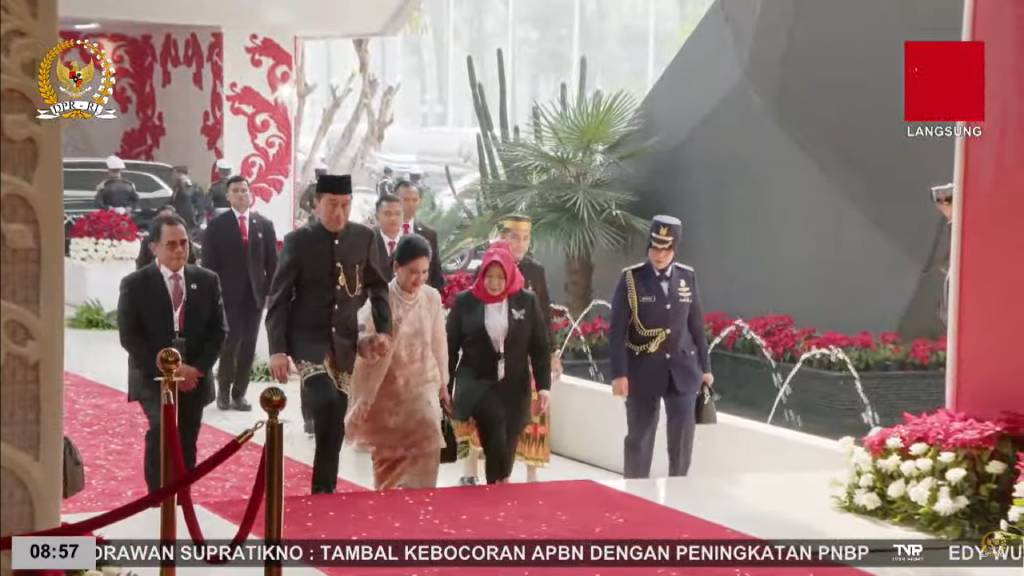 Jokowi gandeng tangan Iriana Jokowi saat hadiri Sidang Tahunan MPR 2024