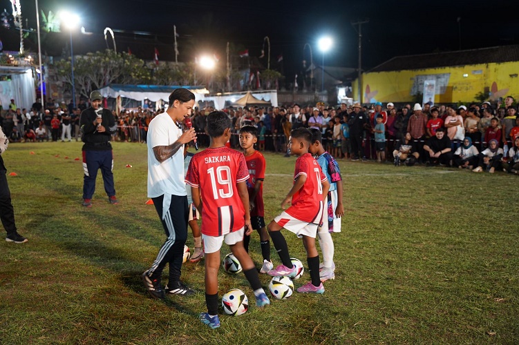 Bintang sepak bola Irfan Bachdim saat memberikan coaching clinic kepada anak-anaka Kecamatan Jembrana di Lapangan Desa Manistutu, Jembrana, Bali, Kamis (15/8/2024) malam. (Foto: dok PLN)