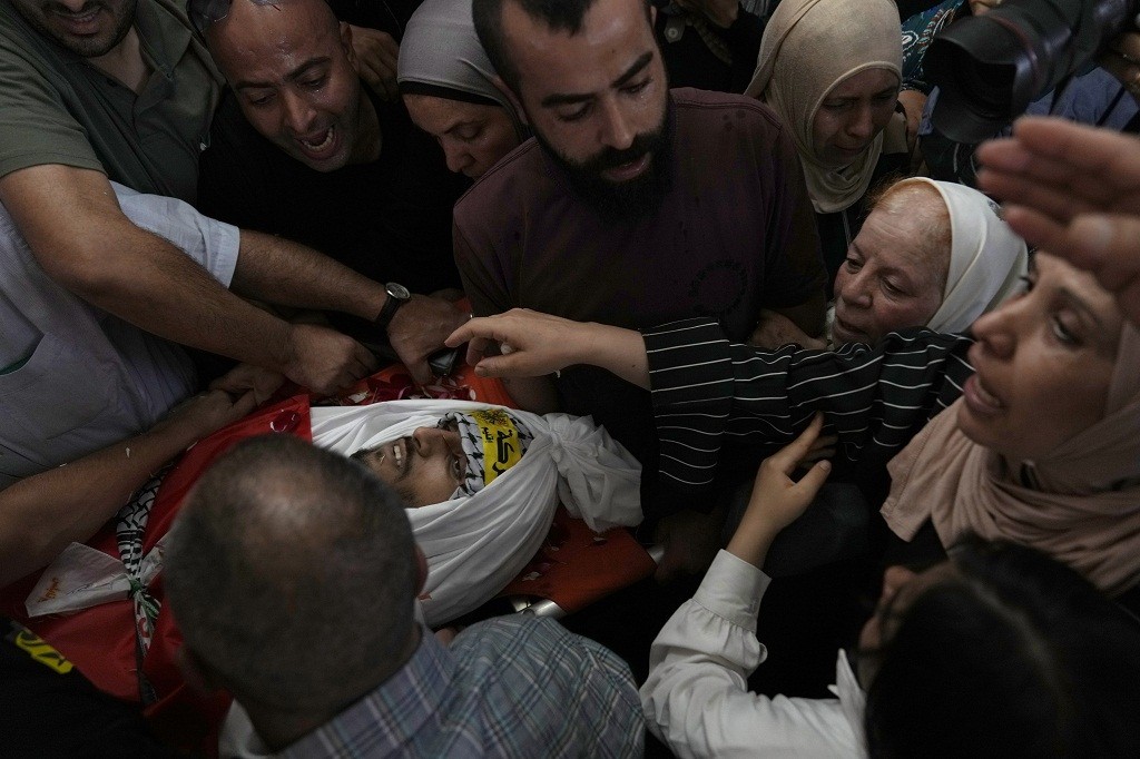 Para pelayat melepas jenazah warga Palestina, Rasheed Mahmoud Sadah (23) yang tewas dalam serangan brutal gerombolan pemukim Israel di Desa Jit, Tepi Barat, dekat Nablus, Jumat, 16 Agustus 2024. (Foto: AP)