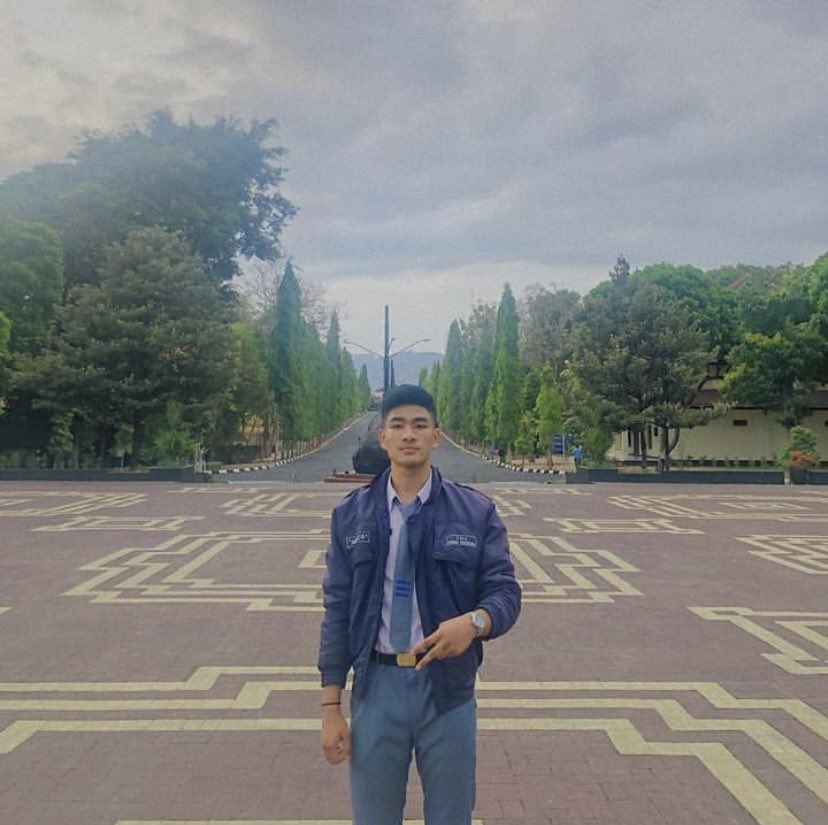 Satria Ananta pakai jaket navy