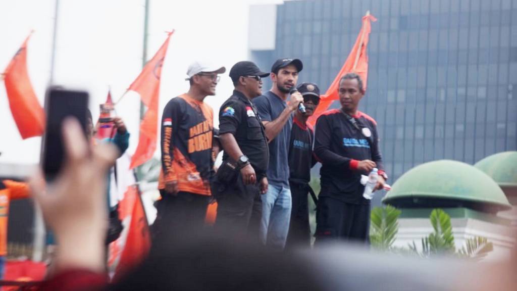 Reza Rahadian ikut aksi demo tolak RUU Pilkada di DPR