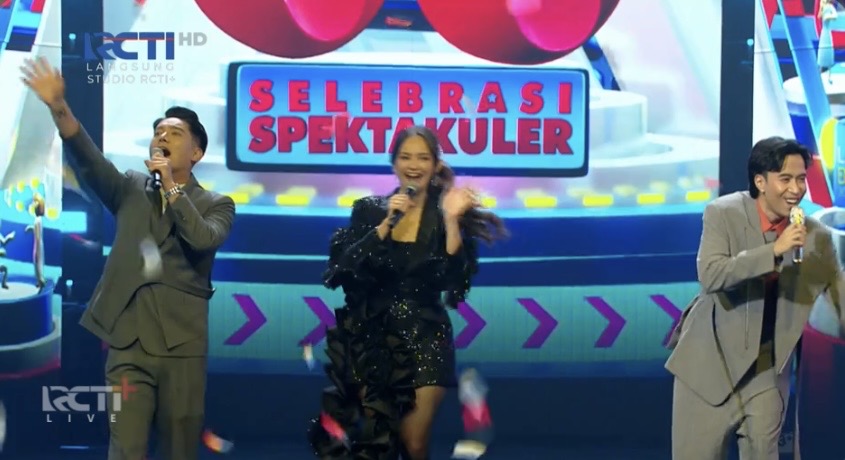 Enzy Storia berkolaborasi dengan Vidi Aldiano dan Boy William di panggung Selebrasi Spektakuler RCTI 35