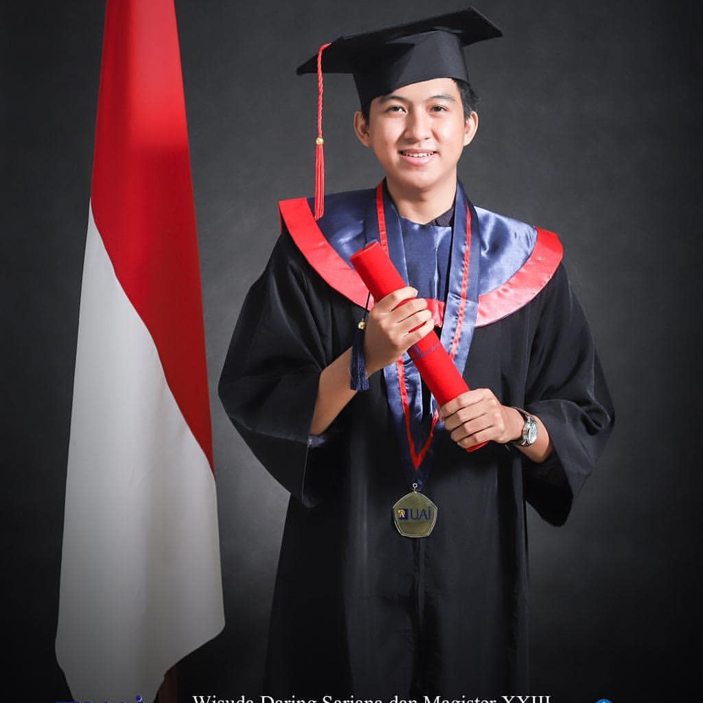 Momen Iqbal diwisuda