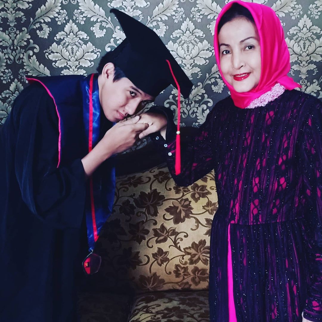 Iqbal salim ke ibunya, Machicha Mochtar, saat diwisuda